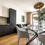 Cozy Family With Parking & Balcony アパート